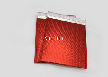 2개의 바다표범 어업 측으로 인쇄된 CD 크기를 우송하는 광택이 없는 빨간 거품 포장지 봉투