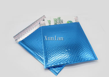 파란 색깔 거품으로 인쇄되는 자동 접착 테이프에 의하여 덧대지는 발송 봉투